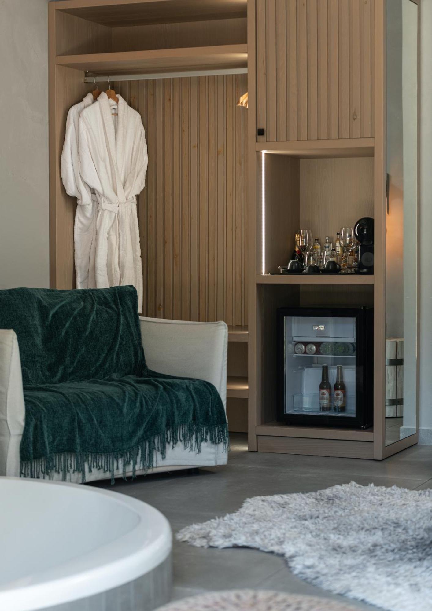 Evora Luxury Suites Mega Chorio Exterior photo